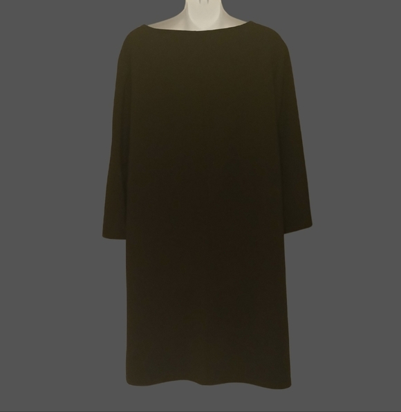 Elegant Black Dress with Pearl Accents - Picture 2 of 4